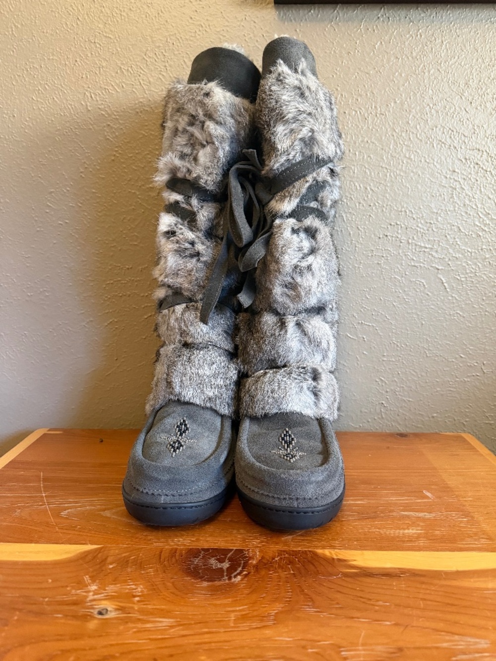Women's Manitobah Tall Wrap Charcoal Mukluk. Size 11